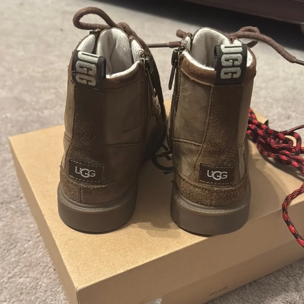 UGG Robley Boots - Picture 5 of 11